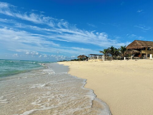 Charming 2 Bedrooms Villa, 1 minute to Private Beach, Pool, Chef, Wi-Fi, Staff.