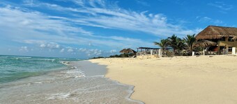 Charming 2 Bedrooms Villa, 1 minute to Private Beach, Pool, Chef, Wi-Fi, Staff.