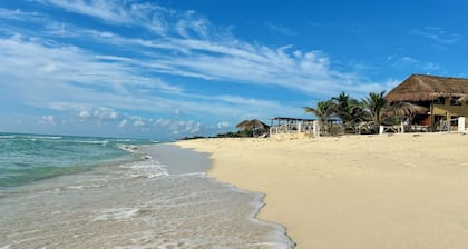 Charming 2 Bedrooms Villa, 1 minute to Private Beach, Pool, Chef, Wi-Fi, Staff.