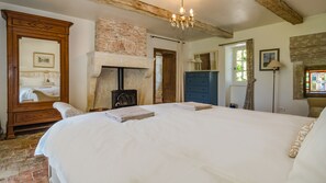 5 bedrooms, desk, iron/ironing board, travel crib