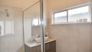 Combined shower/tub