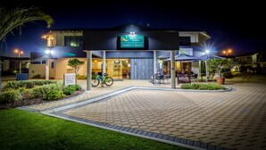 Entrada de un hotel con un cartel que dice "Quality Resort Sorrento Beach" y una zona de paradas.