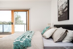 3 bedrooms, iron/ironing board, Internet, bed sheets