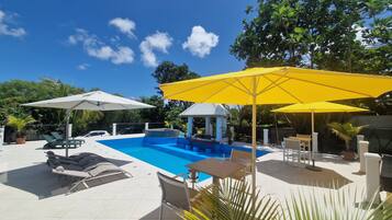 Een binnenzwembad en een buitenzwembad