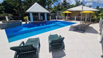 Een binnenzwembad en een buitenzwembad