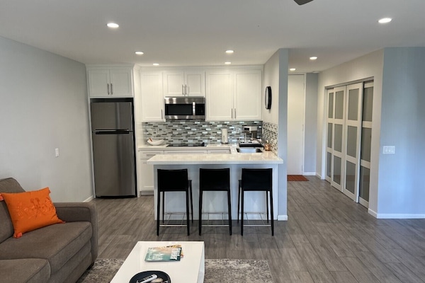 Frigorífico, microondas, placa de cocina y cafetera o tetera