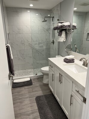 Een douche, een haardroger, handdoeken, zeep