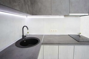 Kühlschrank, Mikrowelle, Herdplatte, Küchenrolle