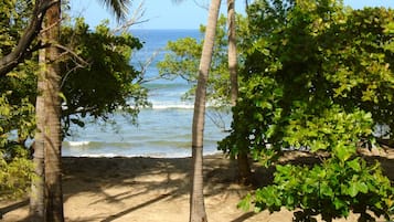 Ranta lähistöllä, aurinkotuoleja, rantapyyhkeitä