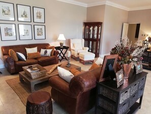 Een televisie, een open haard, een dvd-speler en een stereo