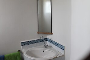 Basic Double Room | Bathroom sink