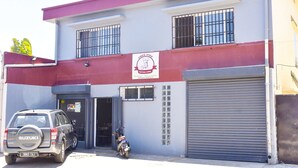 Um edifício com uma placa que diz "Chez Vina Restaurant & Bar".