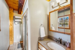 Secadora de cabello, toallas, shampoo, papel de baño