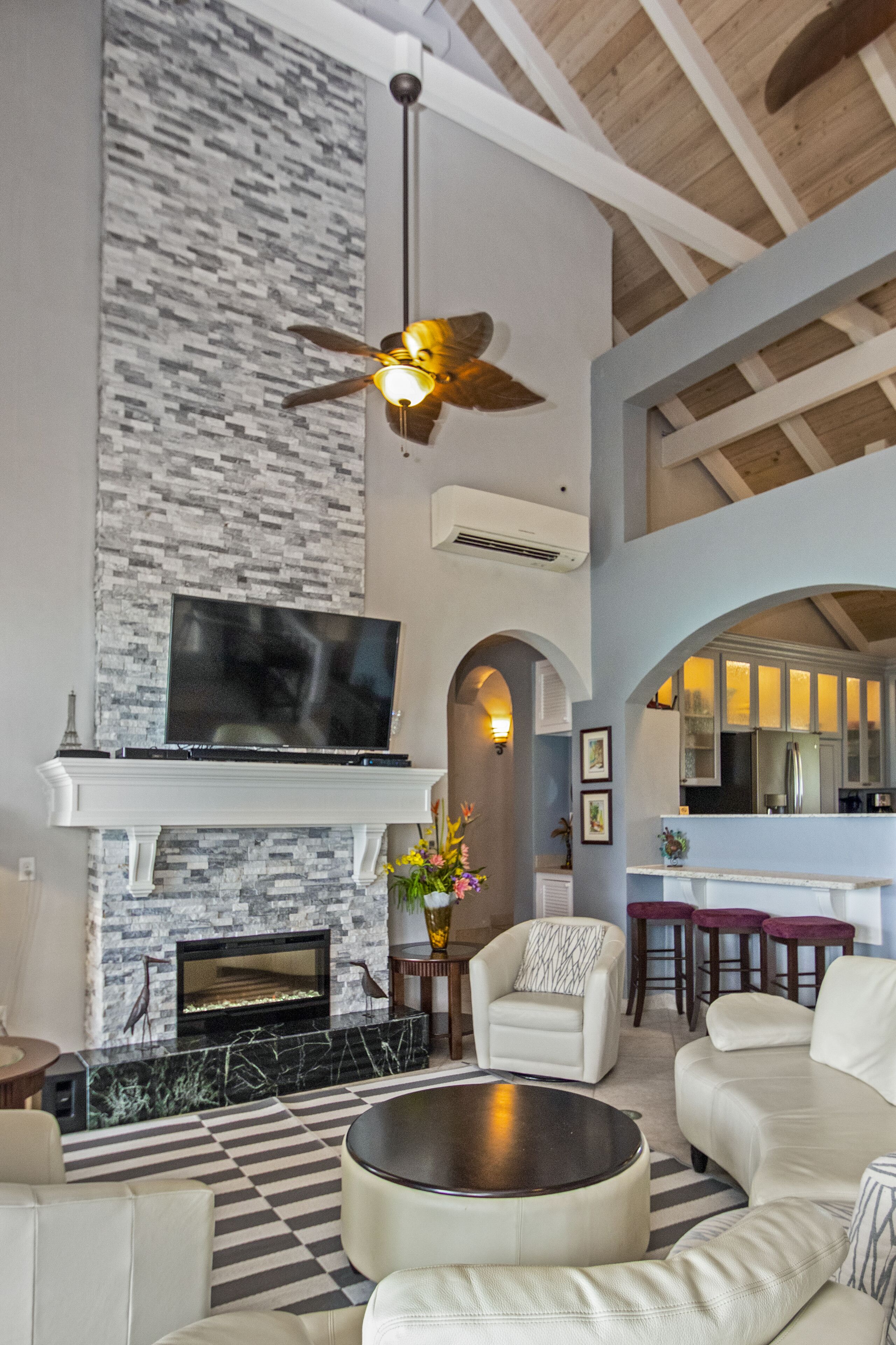 Älytelevisio, takka, DVD-soitin, pöytätennispöytä