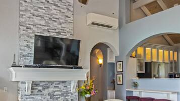 Älytelevisio, takka, DVD-soitin, pöytätennispöytä