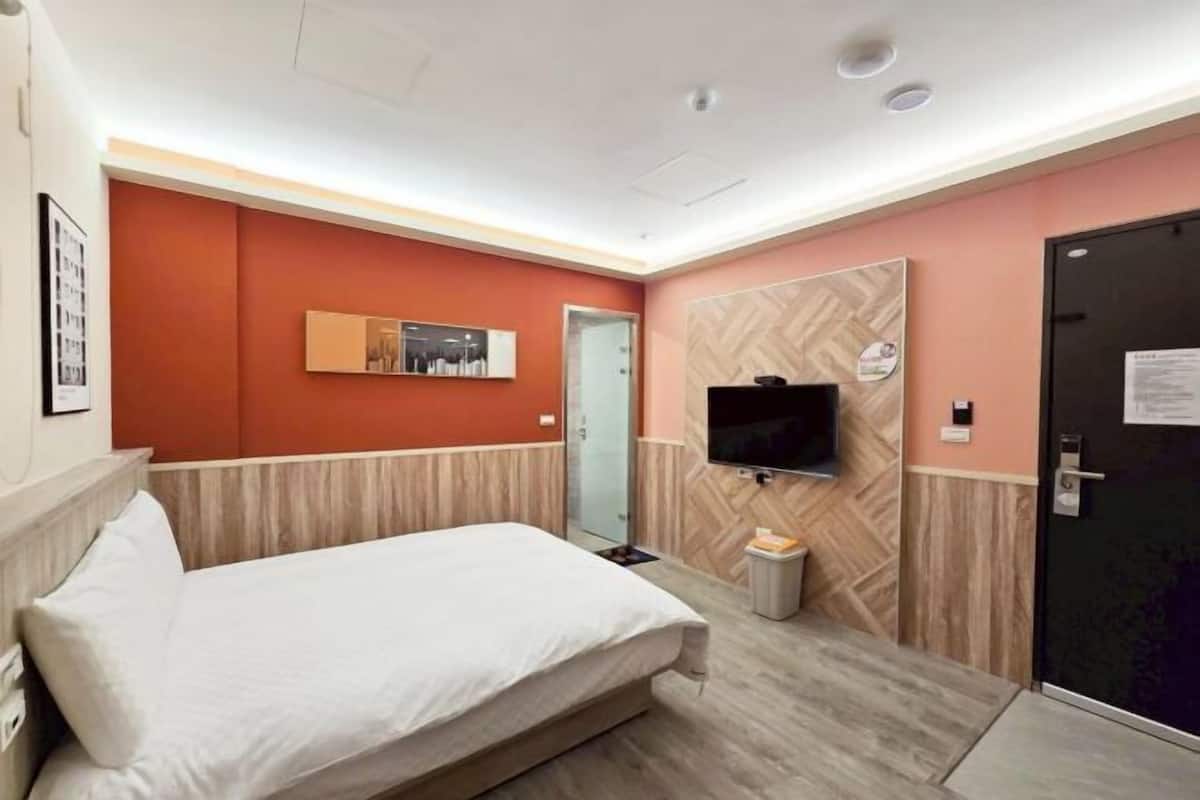 1 habitación, espacio para trabajar con laptop y cortinas blackout