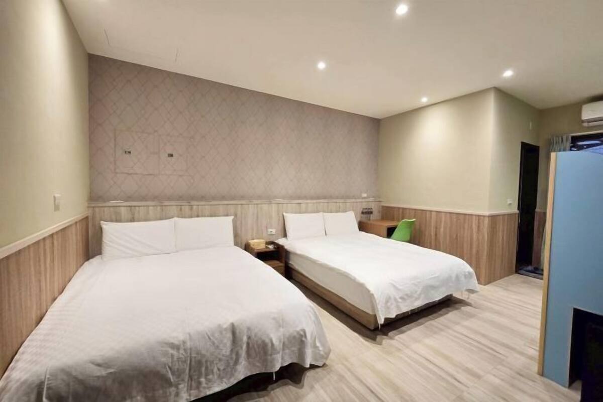 1 habitación, espacio para trabajar con laptop y cortinas blackout