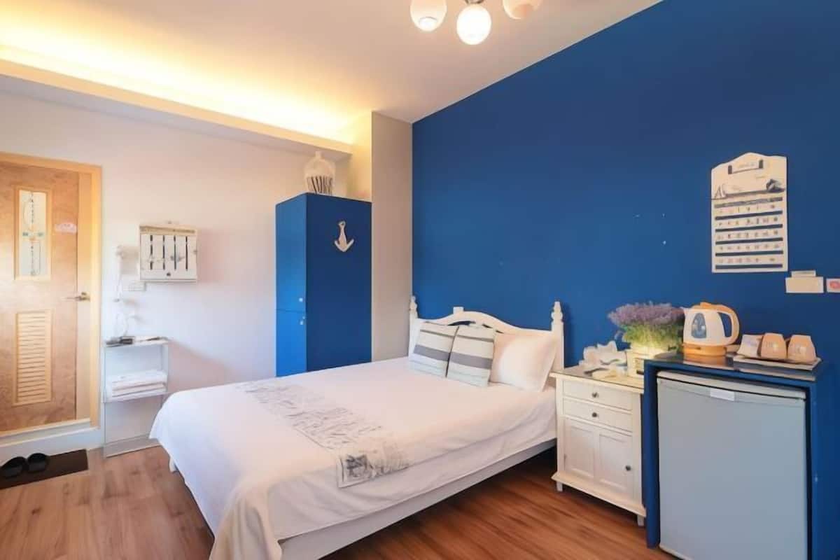 1 bedroom, laptop workspace, blackout curtains, soundproofing