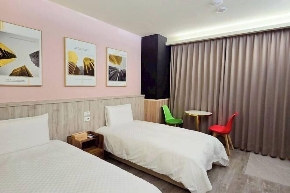 1 habitación, espacio para trabajar con laptop y cortinas blackout