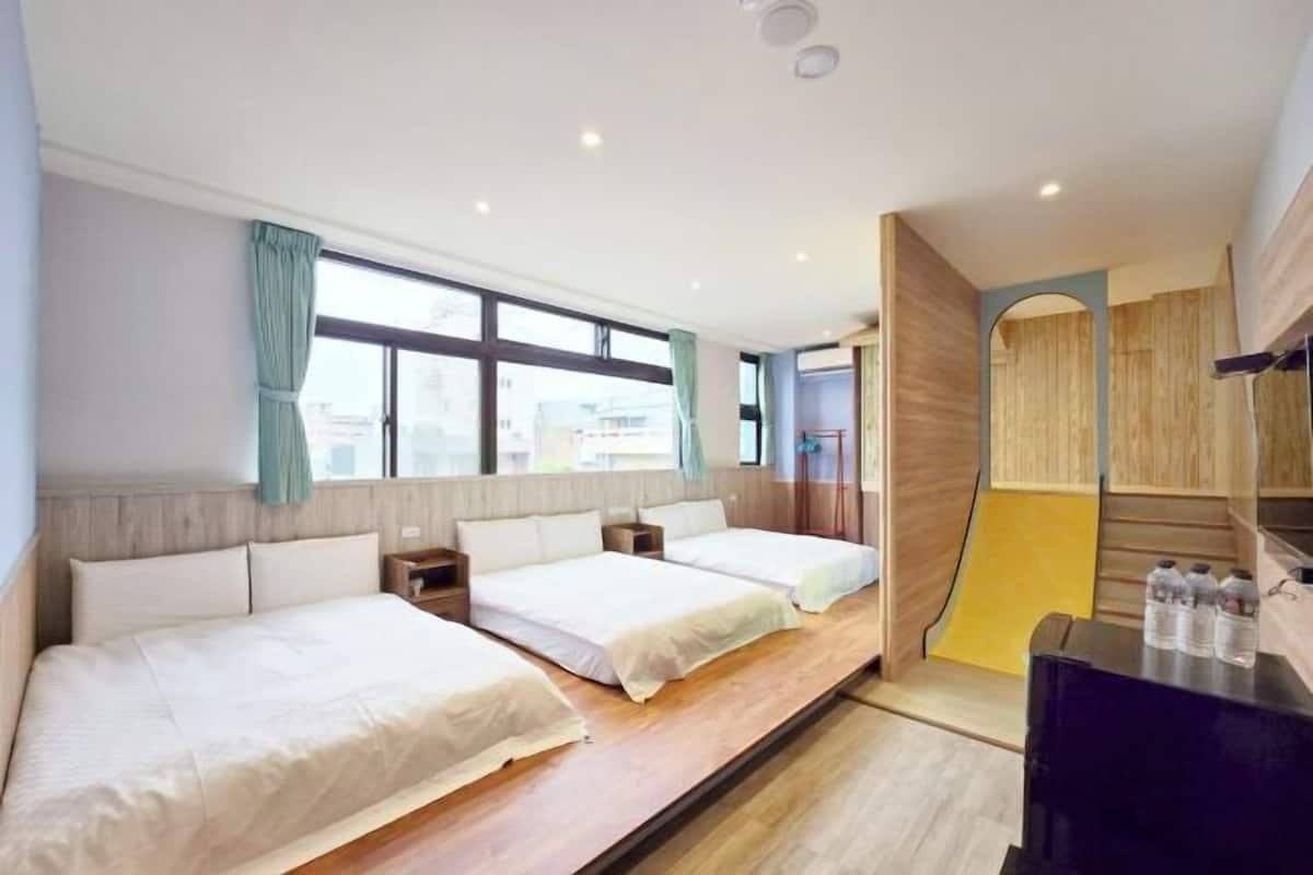 1 habitación, espacio para trabajar con laptop y cortinas blackout