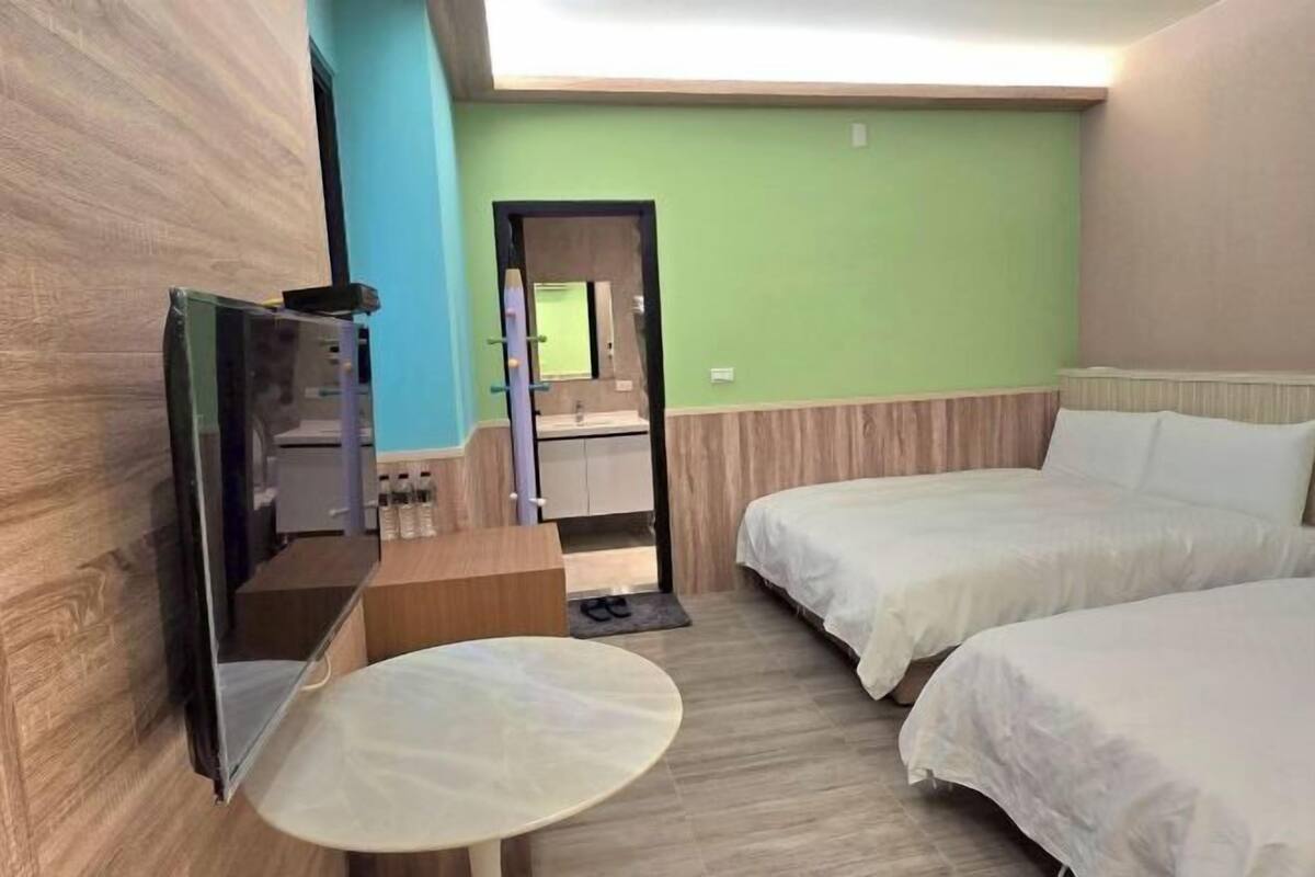 1 habitación, espacio para trabajar con laptop y cortinas blackout