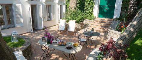 تناول الطعام بالخارج