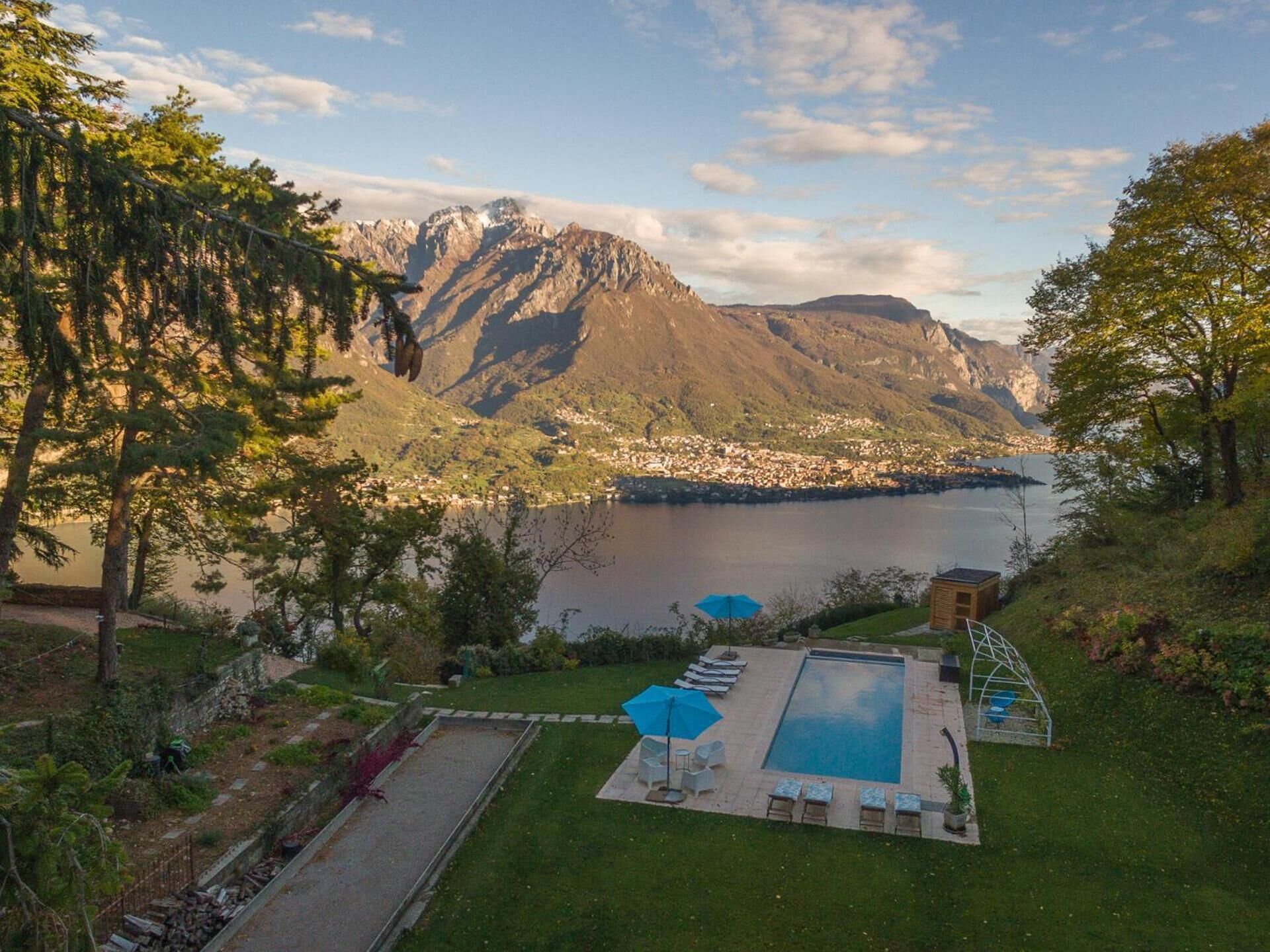  il Campo di Bocce, due piscine, la sauna e secco e una vasca di ghisa.