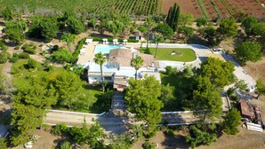 An aerial view of a property with a swimming pool, a tennis court, and a landscaped garden. - Villa Vetti, beautiful villa surrounded by greenery with swimming pool, a few km from the sea (UGENTO)