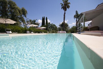 Villa Vetti, beautiful villa surrounded by greenery with swimming pool, a few km from the sea