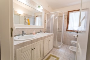 Baignoire, sèche-cheveux, serviettes fournies, savon