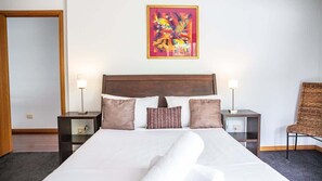 4 bedrooms, iron/ironing board, WiFi, bed sheets - Four Mile Beach Retreat - Port Douglas Villa (Port Douglas)
