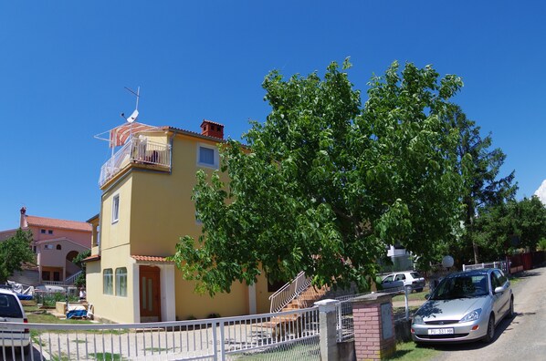 Exterior - Holiday apartment in family house, 2 km from the beach, village Valbandon (Fažana)