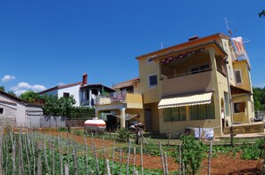 Exterior - Holiday apartment in family house, 2 km from the beach, village Valbandon (Fažana)