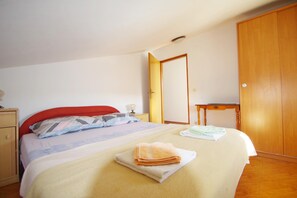 3 bedrooms, free WiFi, bed sheets - Holiday apartment in family house, 2 km from the beach, village Valbandon (Fažana)