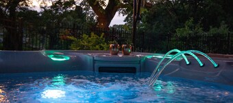 Spacious house, yard, hot tub & games — 1 mile to Downtown and the East Side