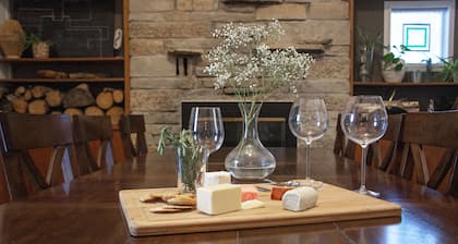 Spacious house, yard, hot tub & games — 1 mile to Downtown and the East Side