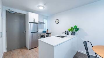 Kjøleskap, mikrobølgeovn, ovn og kokeplater