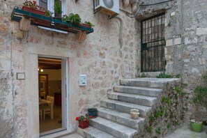 Exterior detail - Cosy family house at Dubrovnik city walls on south sea side, with amazing view . (Dubrovnik)