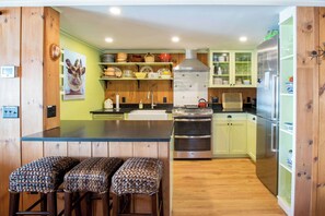 Fridge, microwave, oven, stovetop - Waterfront on Crystal Lake! (Orleans)
