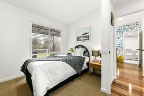 3 bedrooms, iron/ironing board, internet, bed sheets