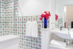Hair dryer, towels, soap, shampoo - Studio in the center (Capri)