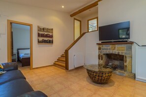 4 bedrooms, iron/ironing board, internet, bed sheets