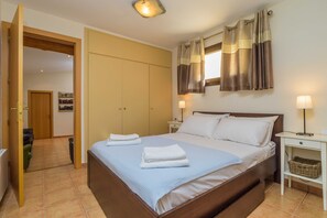 4 عدّة غرف نوم ومكواة/لوح كي وخدمة الإنترنت وملاءات أسرّة