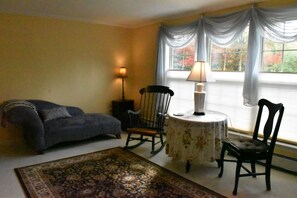 Smart TV, lettore DVD, tavolo da calcetto, videoteca