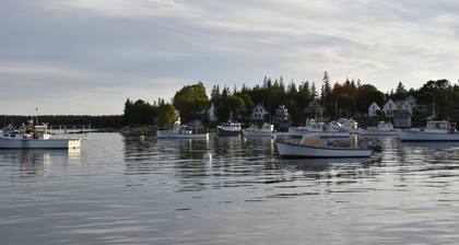 Suuri yksinäinen lemmikkiystävällinen koti vain 3 min. Kävele rantaviivaa