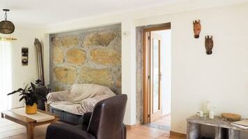 Fernseher, Kamin, Bücher