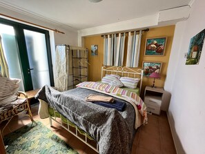 3 slaapkamers, een strijkplank/strijkijzer, gratis wifi, beddengoed