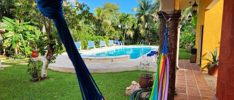 حمّام سباحة خارجي، حمّام سباحة مُدفَّأ