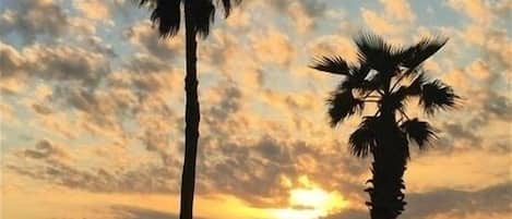 Sulla spiaggia, lettini da mare, ombrelloni, teli da spiaggia