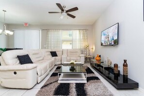 Televisio, DVD-soitin, stereot, työhuone